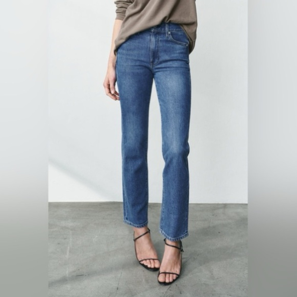 Ayr 'The Lala' WM 32S (32" Petite) Medium Wash Distressed High Rise Straight